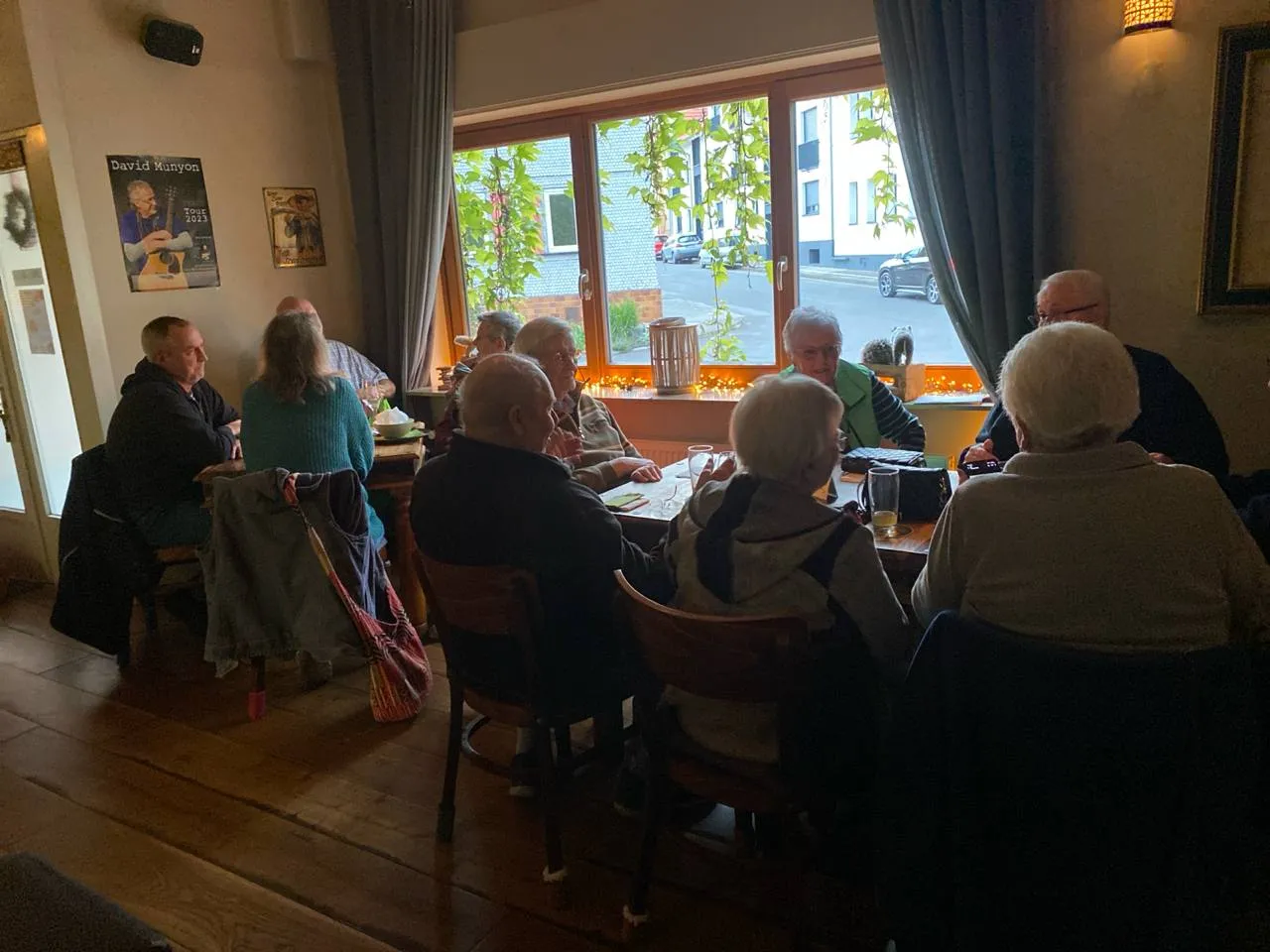 Gäste am langen Tisch in der Gaststube